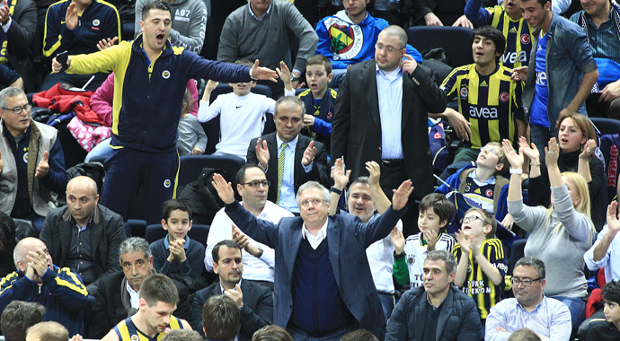 Aziz Yıldırım maça gitti, taraftar çıldırdı