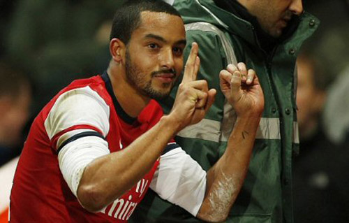 Londra derbisine Walcott'un bu hareketi damga vurdu!