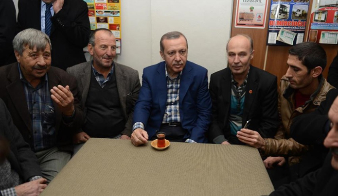 Başbakan Erdoğan'dan kahvehane ziyareti