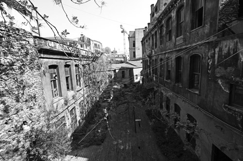 Toprak ol toprak  gül bitsin sende...