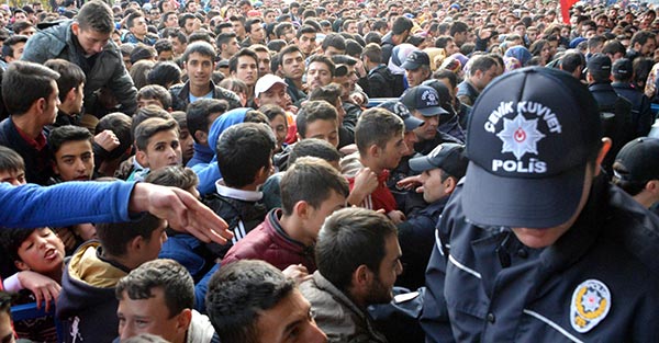 Binlerce kişi Yetenek Sizsiniz Türkiye için akın etti