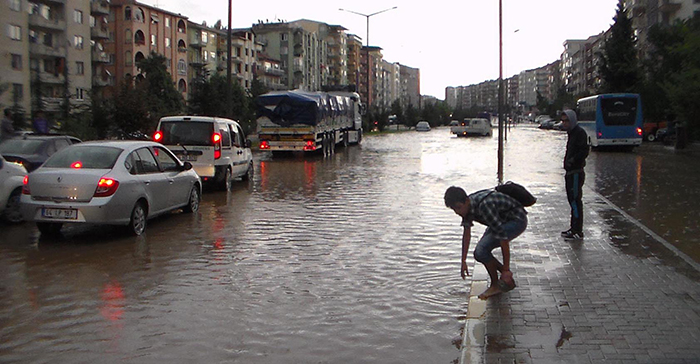 Sel şehirler arası yolu kapattı