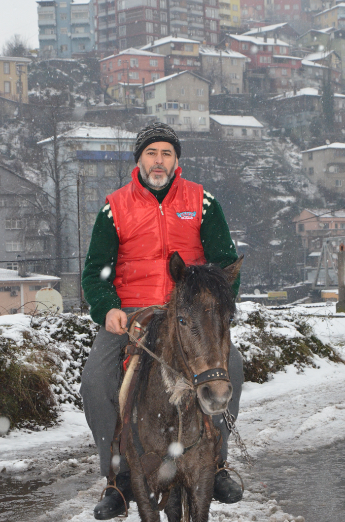 İş yerine atıyla gitti