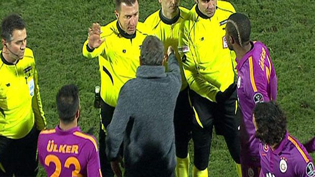 Hamzaoğlu çıldırdı, montu fırlattı!