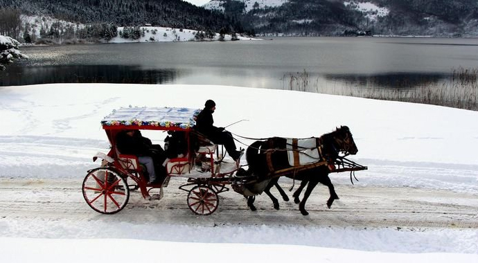Abant'ta kar yağışı etkisini gösterdi