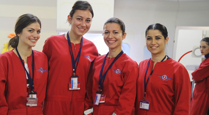 Hostes adaylarına zorlu eğitim