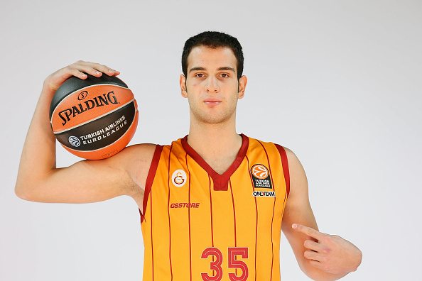 Galatasaray'da iki oyuncu kadro dışı!