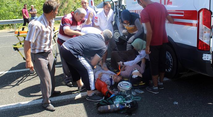 Otomobiller kafa kafaya çarpıştı: 1 ölü, 4 yaralı