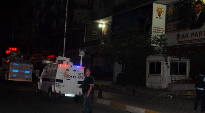 AK Parti İl Başkanlığı'na bombalı saldırı: 1 polis yaralı