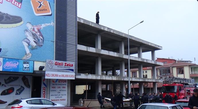 Bebeğini görünce intihardan vazgeçti