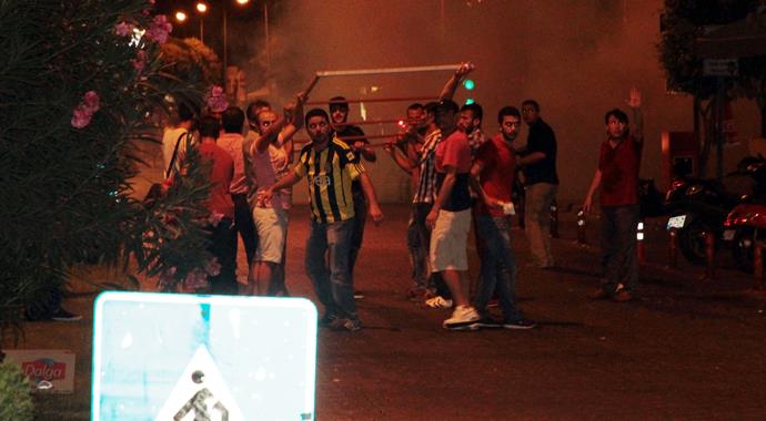 Alanya'da HDP tabelası söküldü, Türk bayrağı asıldı