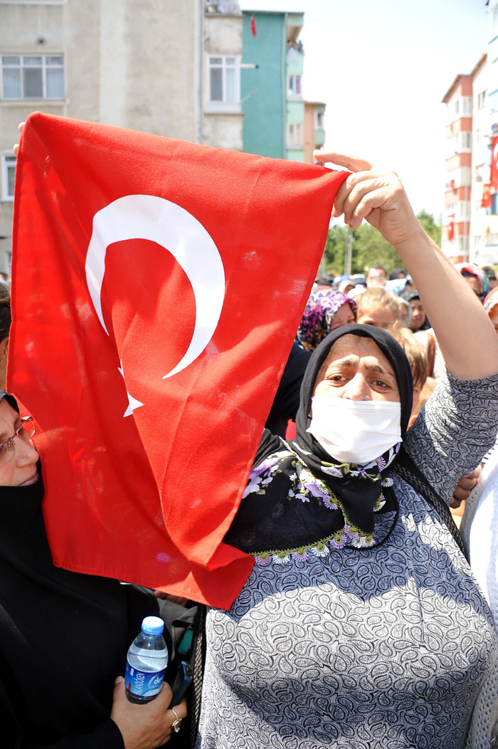 İdris Güllüce, şehit Yasin Gencer'in cenazesinde gözyaşlarını tutamadı