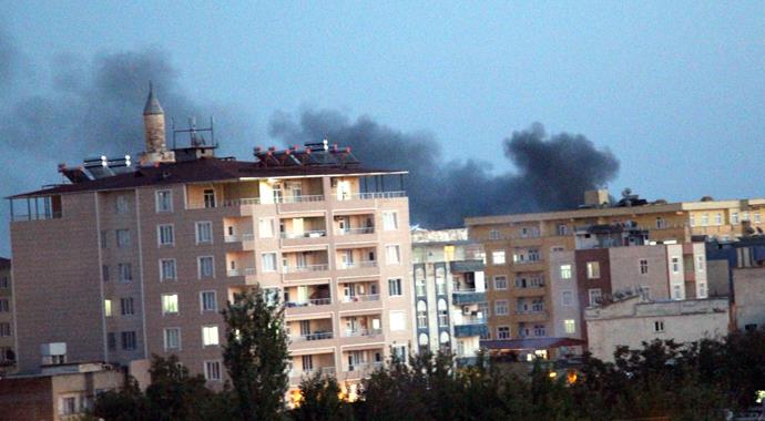 Silvan'da roket isabet eden binada yangın çıktı