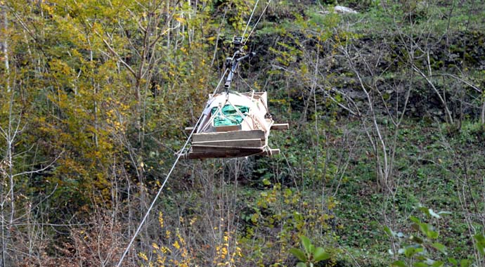 Yolu olmayan mahallede cenaze teleferikle taşındı