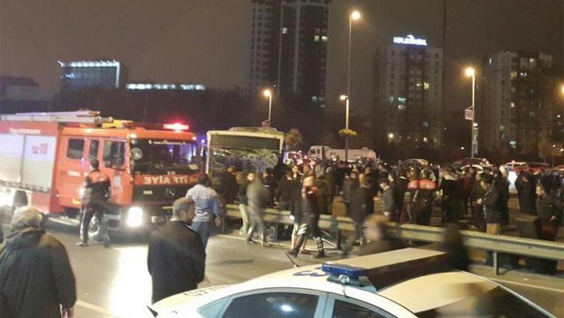 Metrobüs kazası E-5'i kilitledi!