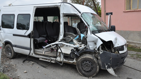 Tren öğrenci servisine çarptı, ölü ve çok sayıda yaralı var