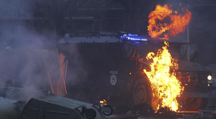 Kosova karıştı: 52'si polis 110 yaralı