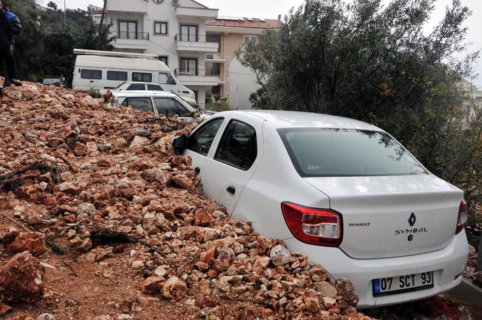 Kaş'ta sel suları hayatı felç etti, yaşam durdu!