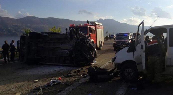 Elazığ'da 2 minibüs kafa kafaya çarpıştı: 1 ölü, 9 yaralı