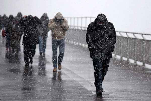 İstanbul'a beklenen kar yağdı, peki kaç gün sürecek okullar tatil mi?