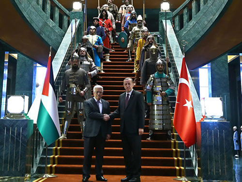 The Guardian'dan tarihi törene büyük terbiyesizlik