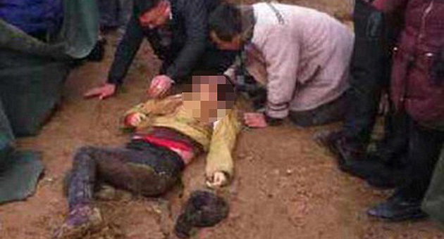 İş makinesinin önüne yatan kadın feci şekilde can verdi