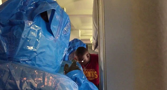 Uçakta Ebola şakası!