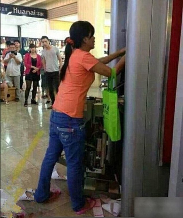 Para çekemeyince ATM cihazını parçaladı