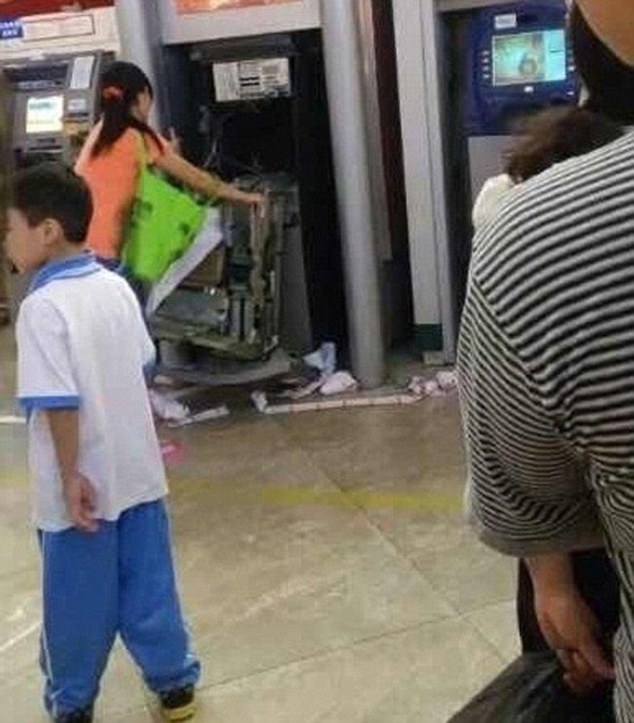 Para çekemeyince ATM cihazını parçaladı