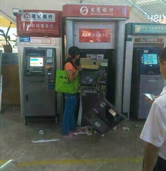 Para çekemeyince ATM cihazını parçaladı