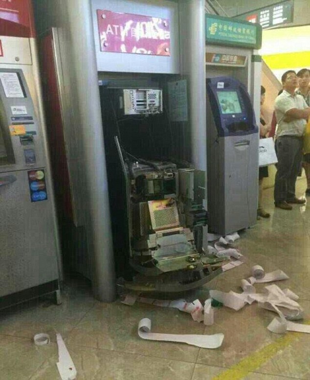 Para çekemeyince ATM cihazını parçaladı