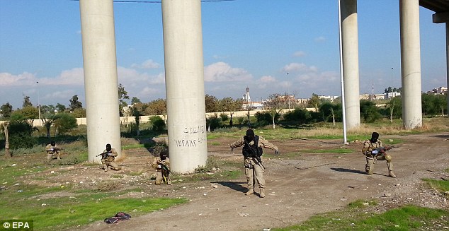 IŞİD militanları trafiğin ortasına böyle indi!