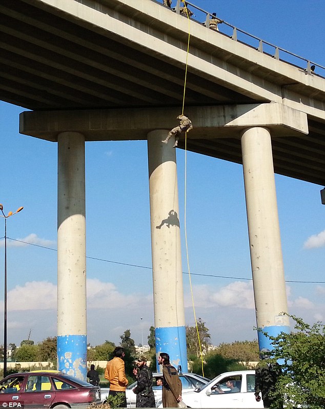 IŞİD militanları trafiğin ortasına böyle indi!