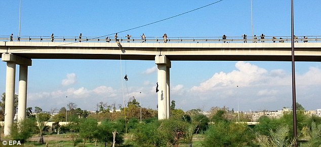 IŞİD militanları trafiğin ortasına böyle indi!