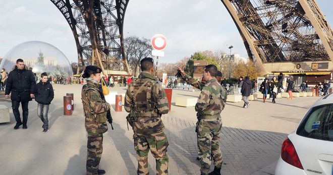 Fransız ordusu Paris'e indi!