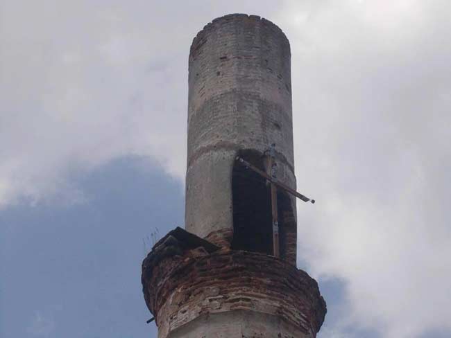 Bulgaristan'da caminin minaresine haç astılar