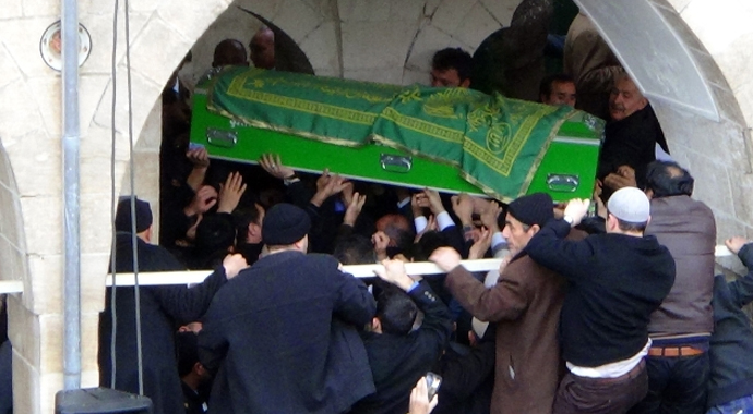 Ünlü alimin cenazesine binlerce kişi geldi