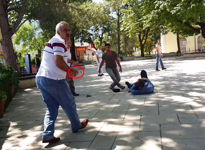 Sokak ortasında çatışma, herkesin gözü önünde kafasına sıktı!