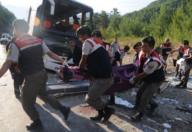 Antalya'da yolcu otobüsü kazası: 13 ölü, 33 yaralı