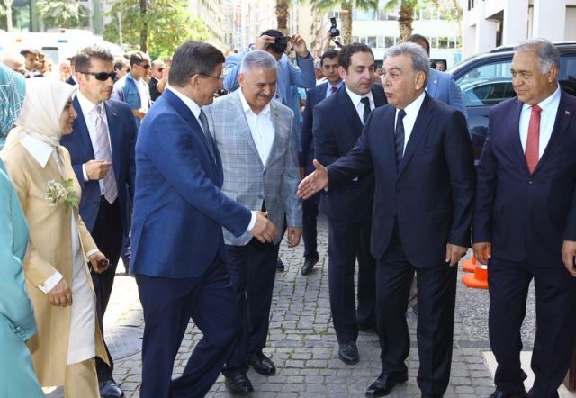 İzmir'e giden Başbakan Davutoğlu'na Kocaoğlu'ndan özel ilgi