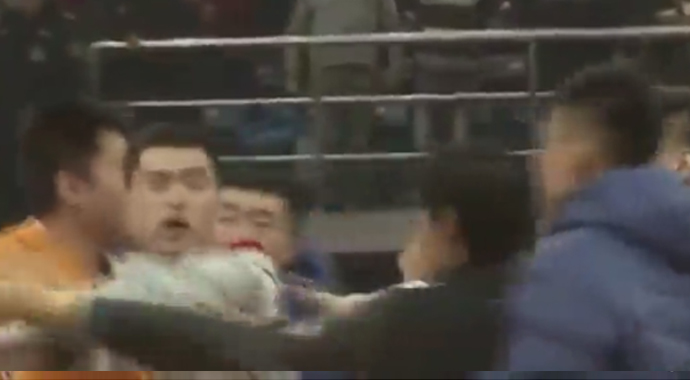 Basketbol maçında kavga! Bir anda saldırdılar