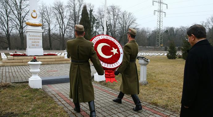Davutoğlu, Macaristan'da Türk Şehitliğini ziyaret etti