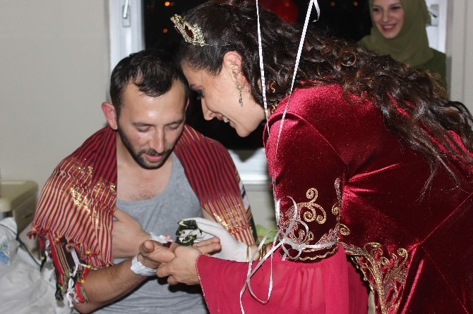 Damat hastalanınca gelin kınayı acil serviste yaptı