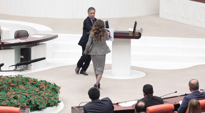 AK Partili kadın vekil kürsüye koştu