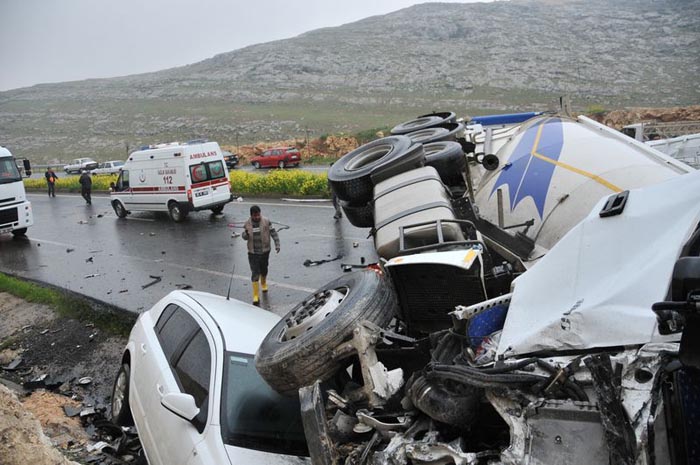 Şanlıurfa'da katliam gibi kaza, 13 ölü, çok sayıda yaralı var