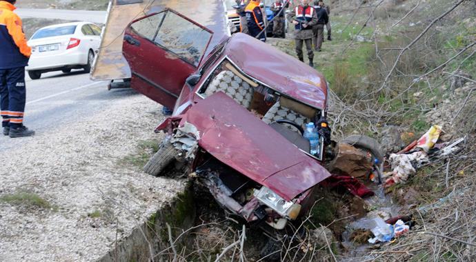Otomobil şarampole devrildi: 1 ölü, 3 yaralı