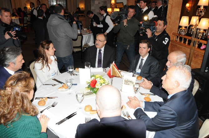 Davutoğlu, Davos'ta iş adamlarıyla bir araya geldi