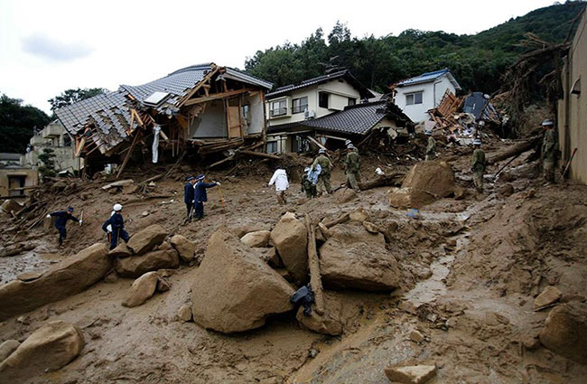 Japonya'da sel ve toprak kayması insanları yuttu