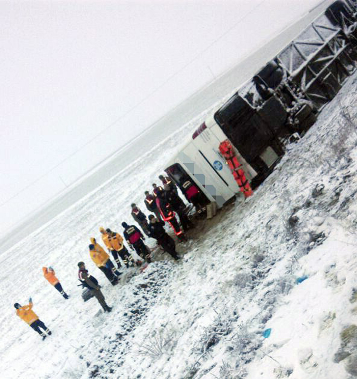 Aksaray'da yolcu otobüsü devrildi, ölü ve çok sayıda yaralı var