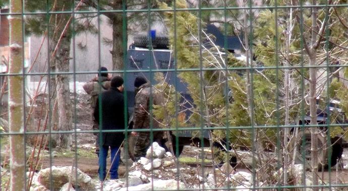 Çatıda 27 saat direndi, intihar etti!
